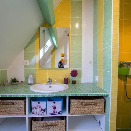 Maison Spacieuse Avec Piscine Chauffee, Grand Jardin Et Equipements Bebe En Dordogne - Fr-1-616-267 Lantställe